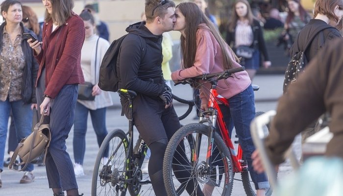 пара на велосипедах целуется