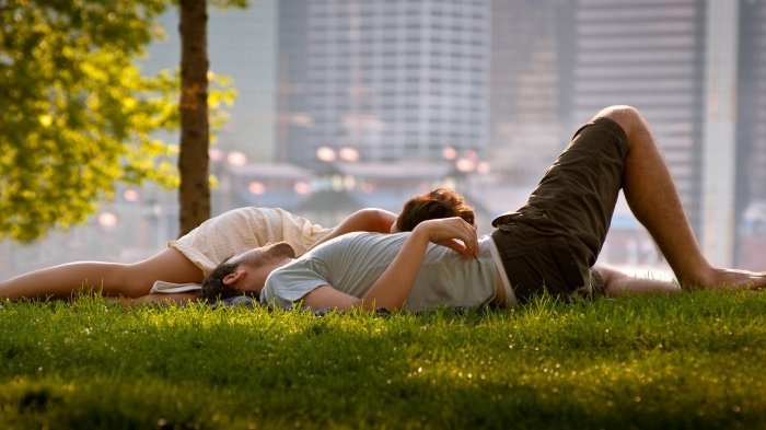 парень с девушкой летом на траве